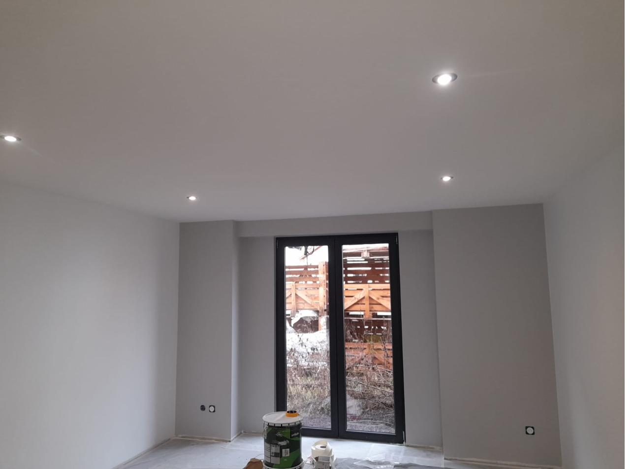 Salon avec mur d'accent vert d'eau
